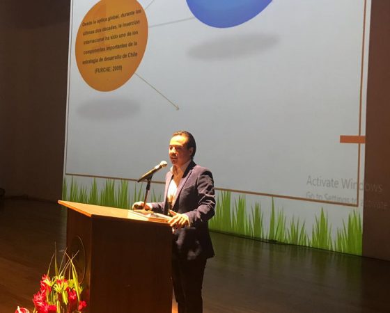 Académico Fernando Valdés expone como orador principal de la 1ª CUMBRE DE COMERCIO Y NEGOCIOS INTERNACIONALES en la ciudad de Cuenca, Ecuador.