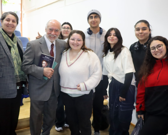 Senador Iván Flores realiza interesante ponencia a estudiantes de Negocios Internacionales